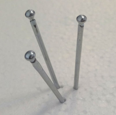 Precyzyjna maszyna do produkcji nitów zrywalnych do produkcji trzpieni